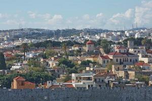 marinporten och befästningarna i den gamla staden Rhodos, Grekland foto