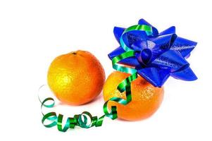 orange mandariner med julgranskulor isolerad på vit bakgrund foto