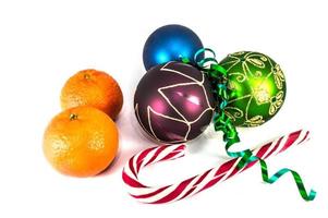 orange mandariner med julgranskulor isolerad på vit bakgrund foto