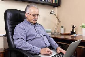 äldre man lär sig att använda datorn