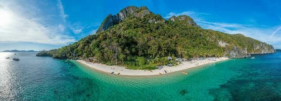 Drönare panorama av de paradisisk sju kommandosoldater strand nära el nido på de filippinska ö av palawan foto