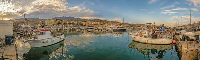 panorama- bild över de hamn av de italiensk medeltida stad av san remo foto