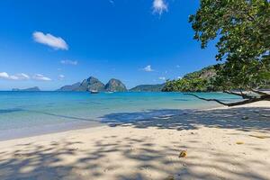 intryck av de paradisisk maremegmeg strand nära el nido på de filippinska ö av palawan under de dag foto