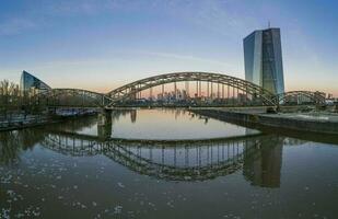 antenn panorama- bild av deutschherrnbridge med frankfurt horisont under soluppgång foto