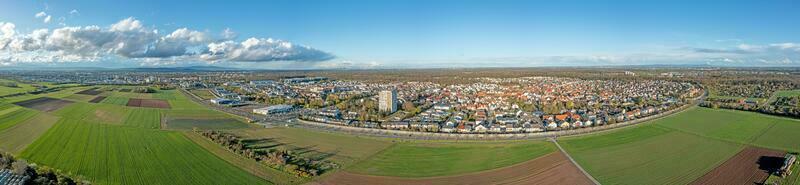 Drönare panorama av tysk lösning koenigstaedten nära ruesselsheim med frankfurt horisont i de bakgrund foto