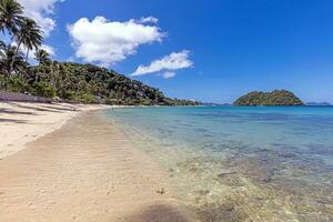 intryck av de paradisisk maremegmeg strand nära el nido på de filippinska ö av palawan under de dag foto