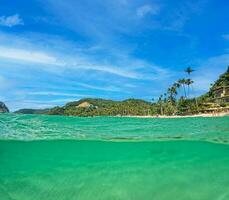 halv över halv under vattnet skott av maremegmeg strand nära el nido på de filippinska ö av palawan foto