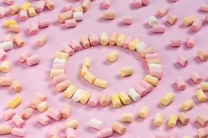 ovanifrån av de mångfärgade marshmallows som ligger i form av en smiley eller sol foto