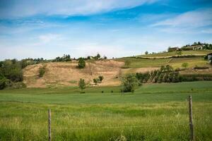 skön vår landskap i costigliole d'asti, i de piemontesiska langhe av de asti område, i de vår av 2023 foto