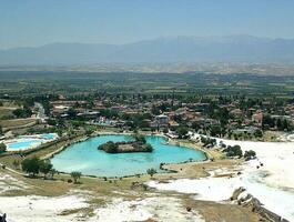 original- pamukkale plats i Kalkon i Asien landskap med kalksten pooler med blå värma vatten foto