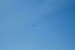 delikat ömtålig tvål bubblor flygande mot de bakgrund av en blå molnfri himmel på en sommar dag, foto