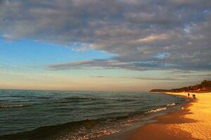 landskap av de blå baltic hav i polen och de strand på en solig värma dag foto