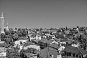 urban landskap på gammal stad av turkiska antalya med varm sommar dag med blå himmel foto