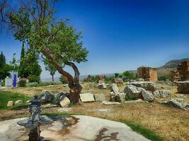 gammal ruiner av de roman spa stad av hierapolis på de webbplats av de nuvarande förgifta på en värma sommar solig dag foto