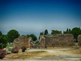 gammal ruiner av de roman spa stad av hierapolis på de webbplats av de nuvarande förgifta på en värma sommar solig dag foto