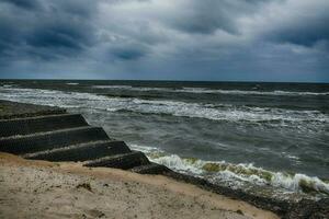 baltic kust landskap på en kall blåsigt vår dag foto