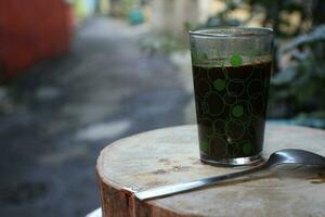 svart kaffe med transparent glas kopp. foto
