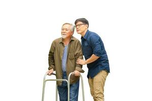 senior asiatisk far och mitten åldrig son med klippning väg, vårdgivare är undervisning gammal man till promenad med rollator, äldre senior man med son på vit bakgrund foto
