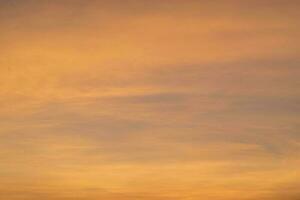 skymning himmel. naturlig solnedgång eller soluppgång himmel i orange, natur bakgrund. foto