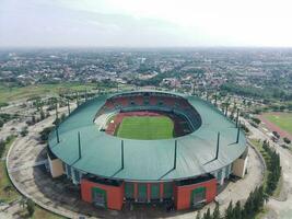 bogor, indonesien - 2022. antenn se av stadion på en solig dag foto