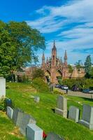 se av grön trä kyrkogård i brooklyn med manhattan stad horisont foto