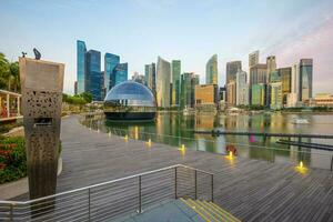 stadens centrum stad horisont vid vattnet, stadsbild av singapore foto