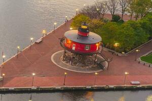 röd fyr på natt, de inre hamn i baltimore, maryland foto