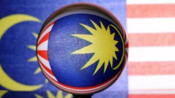 malaysiska flagga refraktion genom glas kristall boll Land oberoende patriot begrepp foto