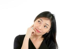 ansiktsbehandling uttryck ung asiatisk kvinna kontor klädsel vit bakgrund tänkande minns foto