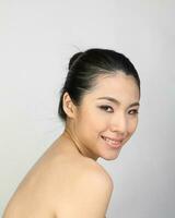 ung skön sydöst asiatisk kvinna skönhet mode smink ljus grå vit bakgrund foto