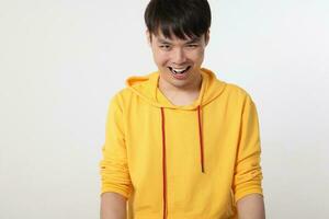 ung Bra ser asiatisk kinesisk malaysiska man utgör ansikte kropp uttryck läge känsla på vit bakgrund kvick rolig leende foto