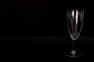 tomt champagneglas på svart bakgrund foto
