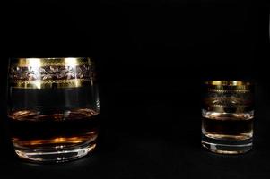 glas mörkröd whiskybrandy eller bourbon foto