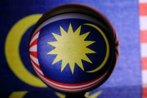 malaysiska flagga refraktion genom glas kristall boll Land oberoende patriot begrepp foto