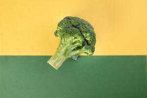 hela grön broccoli närbild på gul grön bakgrund foto