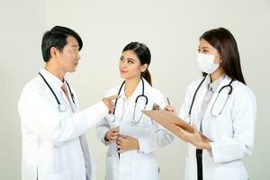 ung asiatisk manlig kvinna läkare bär förkläde stetoskop prata diskutera foto