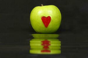 äpple hjärta röd grön foto