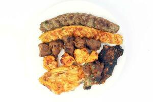 blandad träkol grillad tallrik kyckling nötkött fårkött get kött shish kebab tawook mitten öst arab foto