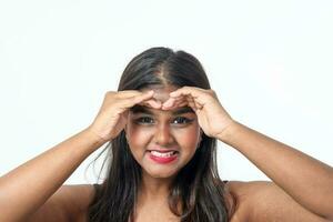 ung attraktiv asiatisk indisk kvinna utgör ansikte kropp uttryck läge känsla på vit bakgrund hand på panna se ser foto