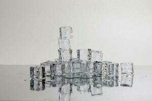 is kub kall frysa akryl kristall på vit bakgrund foto