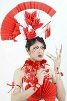 ung skön kvinna i kinesisk Cheongsam modern smink hög mode foto