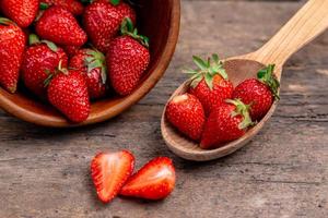söta jordgubbar på träbord
