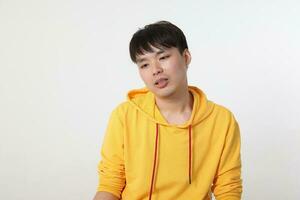 ung Bra ser asiatisk kinesisk malaysiska man utgör ansikte kropp uttryck läge känsla på vit bakgrund ledsen foto