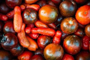 röda tomater bakgrund foto
