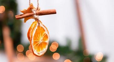 hängande juldekoration av torkade apelsiner mandarin och kanel stjärnor