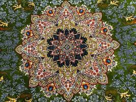 central fragment av skön orientalisk persisk matta med färgrik textur foto