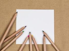 tom anteckningsbokssida med färgglada pennor foto