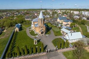 antenn se på neo gotik tempel eller katolik kyrka i landsbygden foto