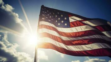 bakgrundsbelyst oss nationell flagga flygande och vinka i de vind över grå stormig molnig himmel, symbol av amerikan patriotism, låg vinkel, generera ai foto