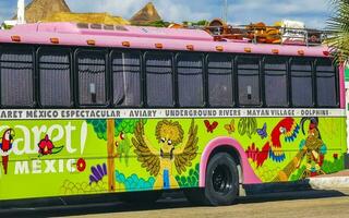 playa del carmen quintana roo mexico 2023 färgrik rosa gul grön xcaret buss playa del carmen Mexiko. foto